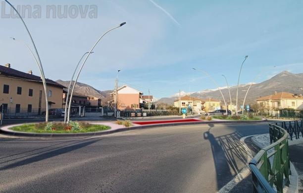 Avigliana, rotonda spoglia? La addobbano da scuola agraria