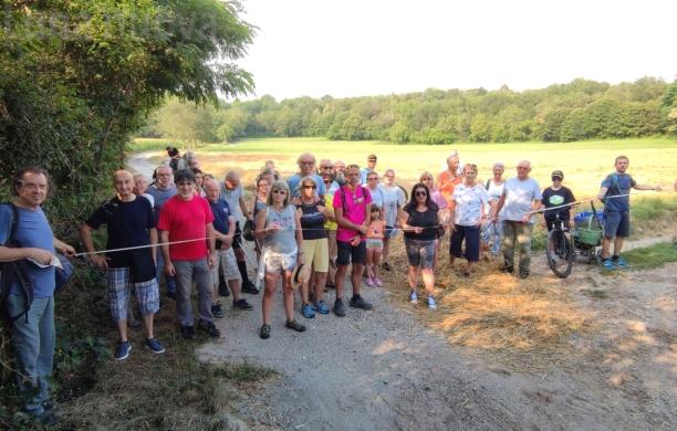 Reano, passeggiata di protesta in collina