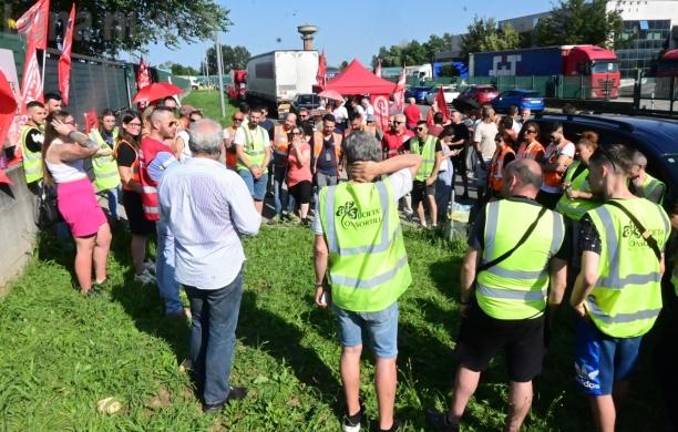 Orbassano, la protesta Amazon in piazza del municipio