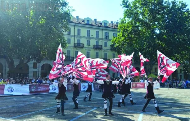 Grugliasco, mai così in alto gli sbandieratori