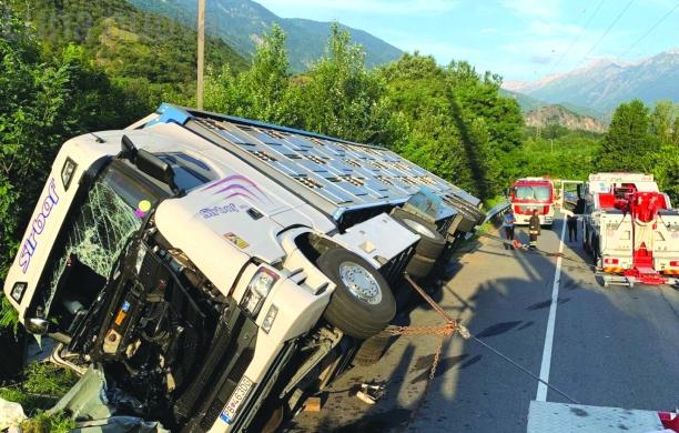 Susa, il Tir si ribalta e blocca l'ex Statale 24 per tutta la mattina