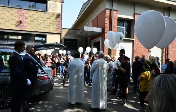 Collegno, lacrime e palloncini per il piccolo Ethan