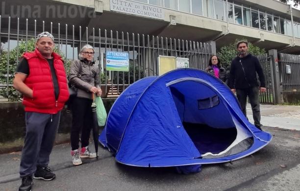 Rivoli, in tenda davanti al Comune per chiedere casa e lavoro