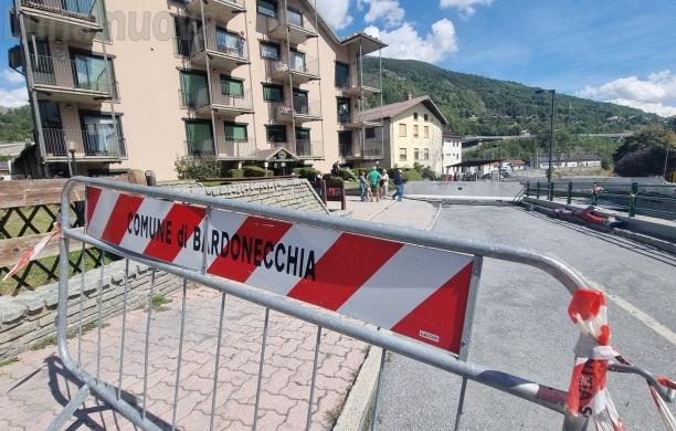 Protesta a Bardonecchia: «Lasciati con il fango nei garage»