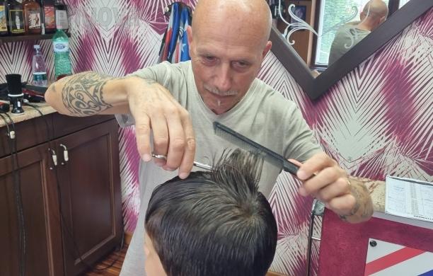 Enzo , barbiere da 50 anni: a Bruzolo taglio gratis fino all'alba