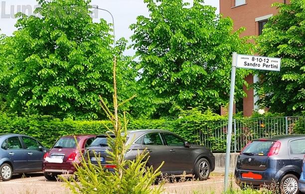 Collegno, tragico volo dal quarto piano