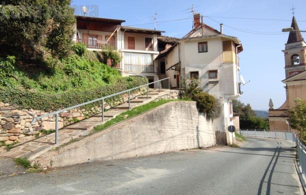 Le casette dove si è consumata la tragedia, a due passi dalla chiesa della borgata