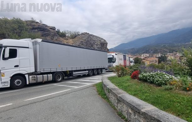 Incidente in autostrada, Susa paralizzata dai Tir
