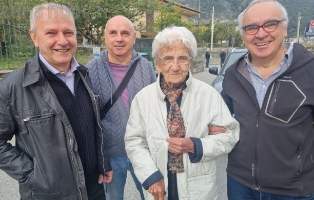 Coscritti in piazza per festeggiare il secolo di Linda ‘la sartoira’