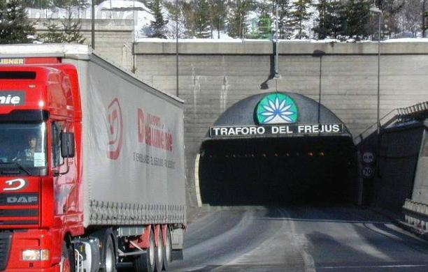 Frejus: 57% di veicoli leggeri e pesanti in più con la chiusura del Bianco