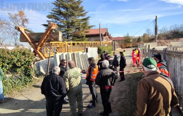 Caselette: crolla una gru nel cantiere, due feriti