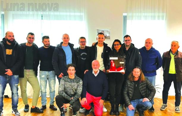 Pianezza, genitori e mariti regalano scarpette rosse per danzare
