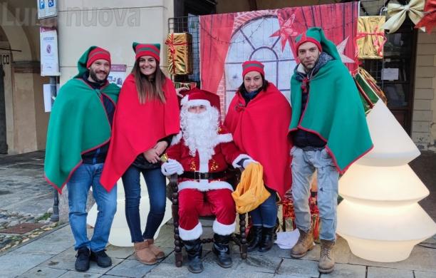 I volontari della Pro loco, al centro Davide Sada nei panni di Babbo Natale