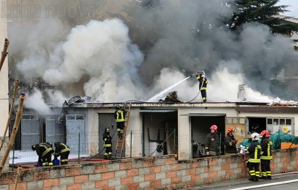 S.Antonino: garage e tettoie, un rogo da dieci ore. Due pompieri feriti