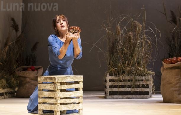 Le donne violate: sul palco Ambra è Olivia Denaro