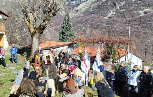Condove: in 600 al Lajetto per lo show delle "Barbuire"