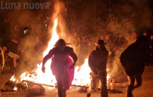 Salbertrand: bruca il fantoccio al Carnaval du Gueini