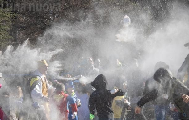 Bruino fa festa tra maschere e farina