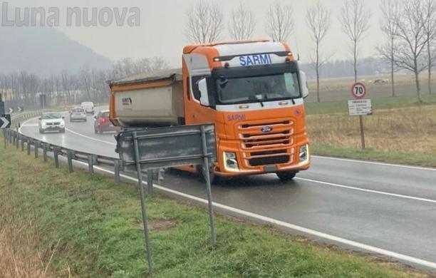 Borgone, camion in statale: «O una soluzione, o divieto di transito»