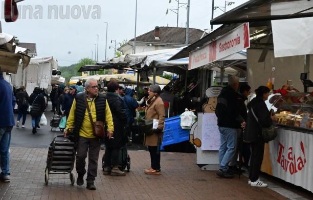 Mercato di Avigliana: debutta il nuovo assetto con i banchi in corso Torino 