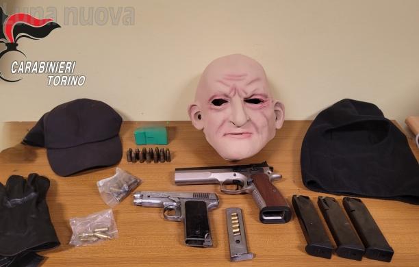 Collegno, rapinavano i passanti mascherati: due arresti
