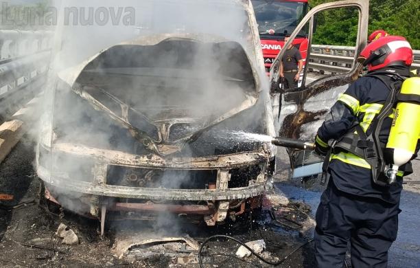 Doppio incendio furgoni in A32: traffico in tilt