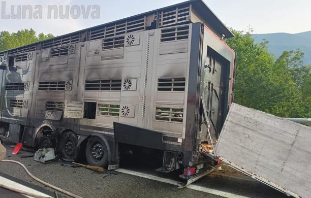 Un mercoledì nero lungo l’Autofrejus: tre mezzi a fuoco