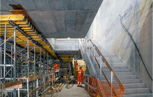 La metro si ferma ad agosto e il cantiere rallenta
