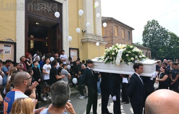 Buttigliera, per Tiziano Nourrice palloncini bianchi e  Micheal Jackson