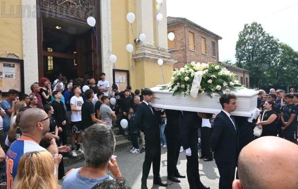 Buttigliera, Tiziano, un addio tra palloncini e Michael Jackson