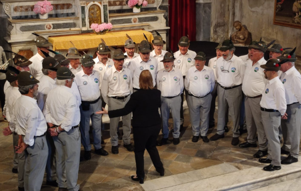 Rivoli, il coro alpino canta l'Inno del Piemonte
