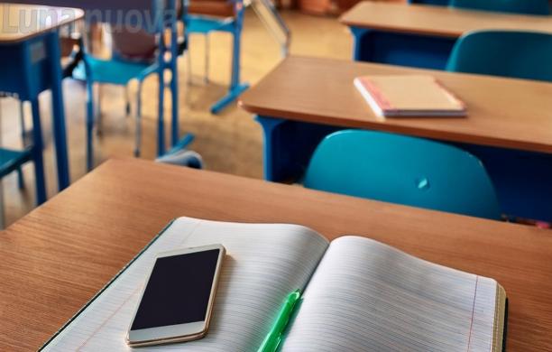 Cellulari in classe: fa discutere il divieto del ministro Valditara