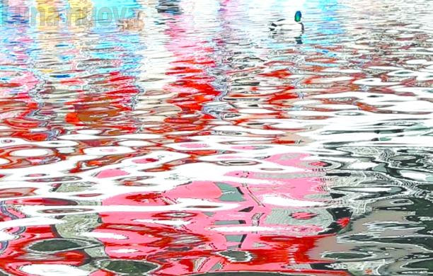 "La mia foto alla Luna": Matilda Molino dipinge l’acqua a colori