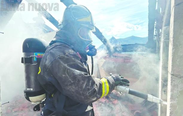 Caprie, tetto in fiamme nel centro storico: la casa è inagibile