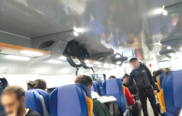 «Pigiati sul treno come sardine»: monta la protesta