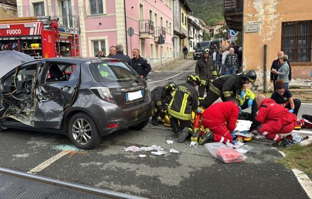 Borgone: auto investita dal treno al passaggio a livello, un ferito