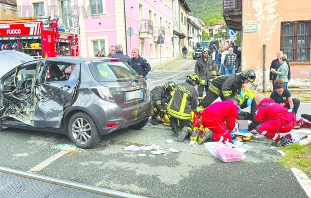 Borgone, rimane "pizzicato" fra i binari: anziano ferito