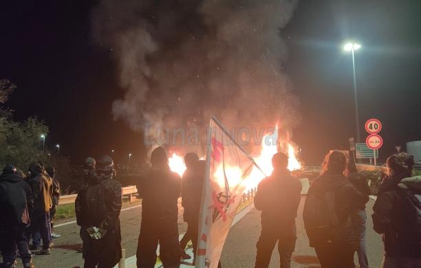 Susa: in corso lo sgombero del presidio No Tav di San Giuliano a colpi di lacrimogeni