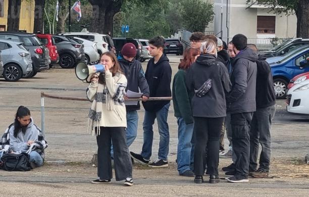 Accorpamento Rosa-Ferrari, studenti in piazza