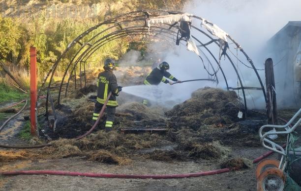 Susa: torna a colpire l'incendiario, in fumo 20 rotoballe in piena città