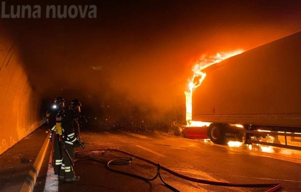 Fiamme e intossicati nella galleria Cels