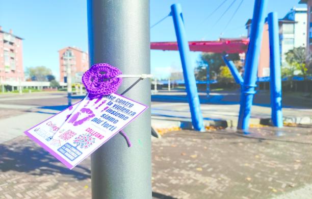 Collegno, 300 fiori viola contro la violenza sulle donne