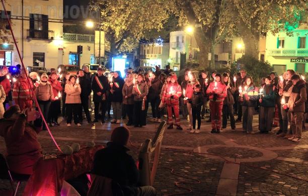 "Basta violenza sulle donne": centinaia di fiaccole in strada