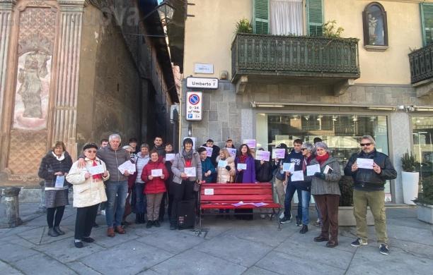 Giaveno, tanti fiocchi rossi per urlare «basta» ai femminicidi