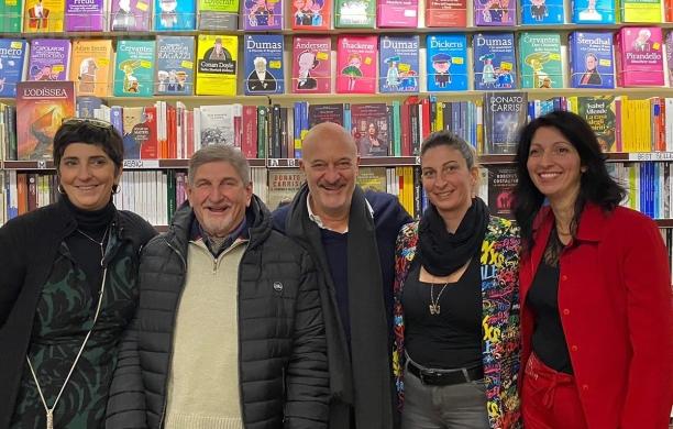 Giaveno, tutti in coda per il romanzo di Claudio Bisio