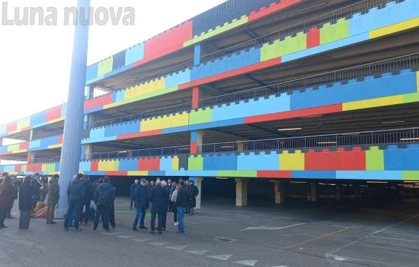 Beinasco, il centro commerciale si trasforma in opera d'arte
