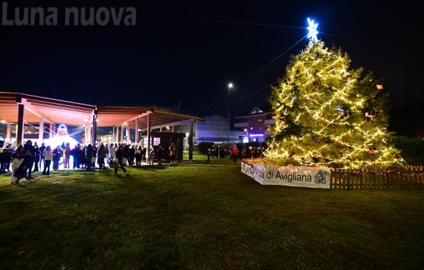 Avigliana, albero e presepi accendono la città 