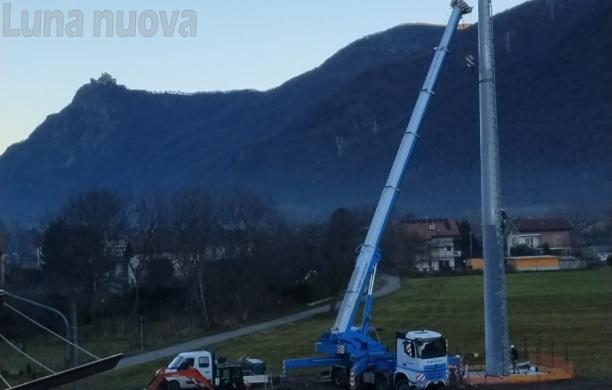 Vaie, l’antennone 5G si alza nel cielo: protesta pacifica