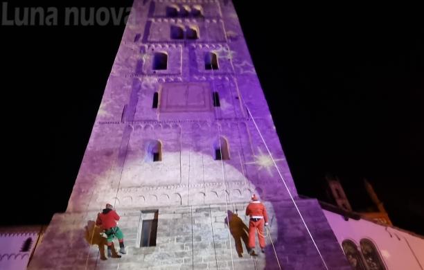 Susa: le acrobazie di Babbo ed Elfo sul campanile