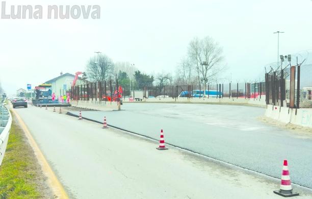 Rotonda nuovo autoporto, lavori a metà: il sit-in No Tav tiene lontana la ditta nella notte